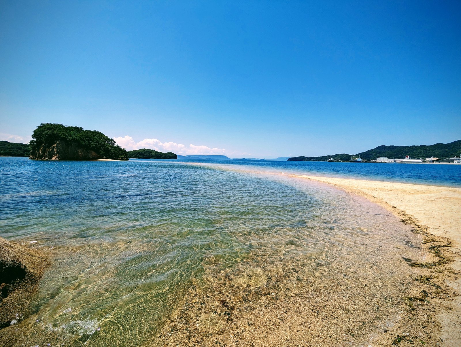 香川・小豆島の海岸線と青空